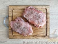 Фото приготовления рецепта: Свинина, запечённая с грибами, сыром и сливками - шаг №3