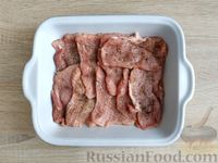 Фото приготовления рецепта: Свинина, запечённая с грибами, сыром и сливками - шаг №4