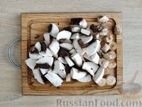 Фото приготовления рецепта: Свинина, запечённая с грибами, сыром и сливками - шаг №5