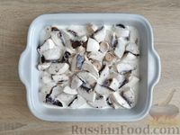 Фото приготовления рецепта: Свинина, запечённая с грибами, сыром и сливками - шаг №7