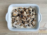 Фото приготовления рецепта: Свинина, запечённая с грибами, сыром и сливками - шаг №8