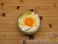 Фото приготовления рецепта: Закусочный торт "Наполеон" с консервированной рыбой, яйцами и сыром - шаг №5