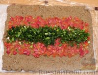 Фото приготовления рецепта: Рулет из печени с болгарским перцем, помидором и зеленью (в духовке) - шаг №16