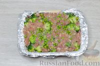 Фото приготовления рецепта: Мясная запеканка с брокколи и зелёным горошком - шаг №8
