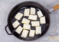 Фото приготовления рецепта: Жареный тофу в соево-медовом соусе с чесноком - шаг №4