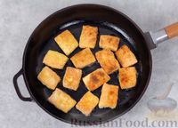 Фото приготовления рецепта: Жареный тофу в соево-медовом соусе с чесноком - шаг №5