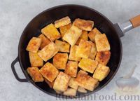 Фото приготовления рецепта: Жареный тофу в соево-медовом соусе с чесноком - шаг №7