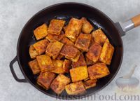 Фото приготовления рецепта: Жареный тофу в соево-медовом соусе с чесноком - шаг №9