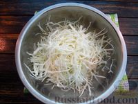 Фото приготовления рецепта: Салат из капусты с помидорами, кукурузой и яичными блинчиками - шаг №8