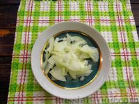 Фото приготовления рецепта: Салат из капусты с помидорами, кукурузой и яичными блинчиками - шаг №10
