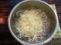Фото приготовления рецепта: Салат из капусты с помидорами, кукурузой и яичными блинчиками - шаг №11