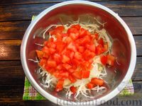 Фото приготовления рецепта: Салат из капусты с помидорами, кукурузой и яичными блинчиками - шаг №12