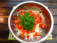 Фото приготовления рецепта: Салат из капусты с помидорами, кукурузой и яичными блинчиками - шаг №13