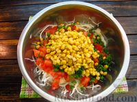 Фото приготовления рецепта: Салат из капусты с помидорами, кукурузой и яичными блинчиками - шаг №14