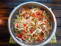 Фото приготовления рецепта: Салат из капусты с помидорами, кукурузой и яичными блинчиками - шаг №19