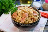 Фото к рецепту: Жареная вермишель с сосисками и луком