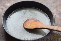 Фото приготовления рецепта: Карамелизированный арахис с корицей - шаг №3