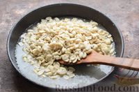 Фото приготовления рецепта: Карамелизированный арахис с корицей - шаг №4