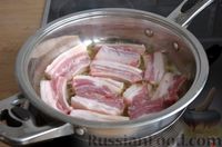 Фото приготовления рецепта: Свиные рёбрышки, тушенные с картошкой и вином - шаг №4