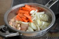 Фото приготовления рецепта: Свиные рёбрышки, тушенные с картошкой и вином - шаг №7