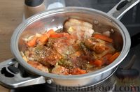 Фото приготовления рецепта: Свиные рёбрышки, тушенные с картошкой и вином - шаг №9