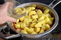Фото приготовления рецепта: Свиные рёбрышки, тушенные с картошкой и вином - шаг №10