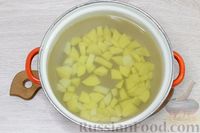 Фото приготовления рецепта: Суп с пельменями и картофелем - шаг №2
