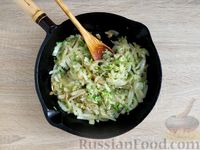 Фото приготовления рецепта: Кускус с пекинской капустой, зелёным горошком и варёными яйцами (на сковороде) - шаг №7