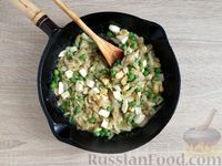 Фото приготовления рецепта: Кускус с пекинской капустой, зелёным горошком и варёными яйцами (на сковороде) - шаг №12