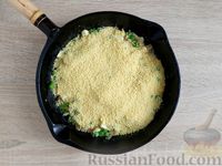 Фото приготовления рецепта: Кускус с пекинской капустой, зелёным горошком и варёными яйцами (на сковороде) - шаг №13