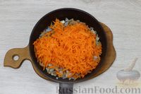 Фото приготовления рецепта: Рисовая запеканка с шампиньонами и сосисками - шаг №5