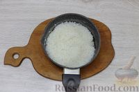 Фото приготовления рецепта: Рисовая запеканка с шампиньонами и сосисками - шаг №3