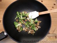 Фото приготовления рецепта: Макароны с грибами и брокколи в сливочном соусе - шаг №6