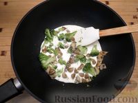Фото приготовления рецепта: Макароны с грибами и брокколи в сливочном соусе - шаг №7
