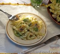 Фото приготовления рецепта: Макароны с грибами и брокколи в сливочном соусе - шаг №11