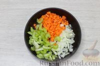 Фото приготовления рецепта: Айнтопф с копчёными рёбрышками, капустой и стручковой фасолью - шаг №3