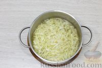 Фото приготовления рецепта: Айнтопф с копчёными рёбрышками, капустой и стручковой фасолью - шаг №6