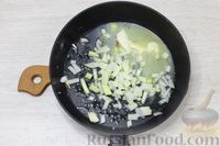 Фото приготовления рецепта: Сливочный суп с курицей и шампиньонами - шаг №4