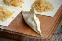 Фото приготовления рецепта: Слоёные пирожки-треугольники с квашеной капустой (в духовке) - шаг №11