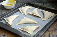 Фото приготовления рецепта: Слоёные пирожки-треугольники с квашеной капустой (в духовке) - шаг №13