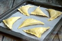Фото приготовления рецепта: Слоёные пирожки-треугольники с квашеной капустой (в духовке) - шаг №14