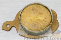 Фото приготовления рецепта: Заливной пирог на майонезе и кефире, с консервированной рыбой, луком и яйцами - шаг №13