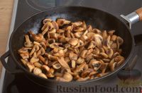 Фото приготовления рецепта: Жаркое с мясом и грибами, в рукаве - шаг №4