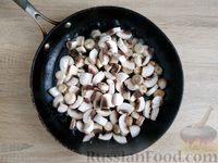 Фото приготовления рецепта: Макароны с курицей и грибами в сливочном соусе (на сковороде) - шаг №3