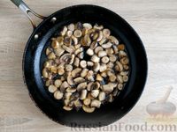 Фото приготовления рецепта: Макароны с курицей и грибами в сливочном соусе (на сковороде) - шаг №4