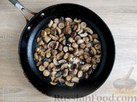 Фото приготовления рецепта: Макароны с курицей и грибами в сливочном соусе (на сковороде) - шаг №6
