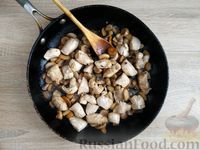 Фото приготовления рецепта: Макароны с курицей и грибами в сливочном соусе (на сковороде) - шаг №8