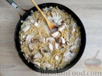 Фото приготовления рецепта: Макароны с курицей и грибами в сливочном соусе (на сковороде) - шаг №11