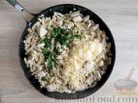 Фото приготовления рецепта: Макароны с курицей и грибами в сливочном соусе (на сковороде) - шаг №14