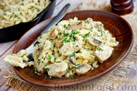 Фото приготовления рецепта: Макароны с курицей и грибами в сливочном соусе (на сковороде) - шаг №17